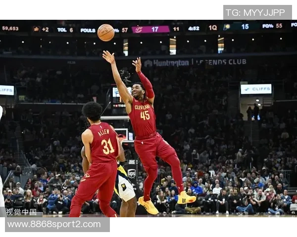 米切尔半场表现稳定15分钟内高效砍下14分2板助力球队进攻